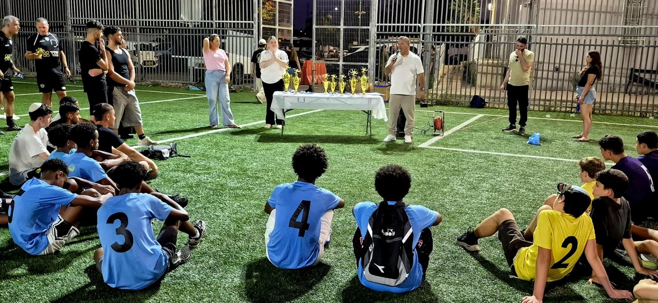 סגן ראש העיר אריה לוי מברך את הקבוצות על טורניר מקצועי