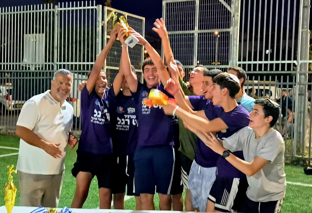 האלופה מניפה את הגביע עם סגן ראש העיר