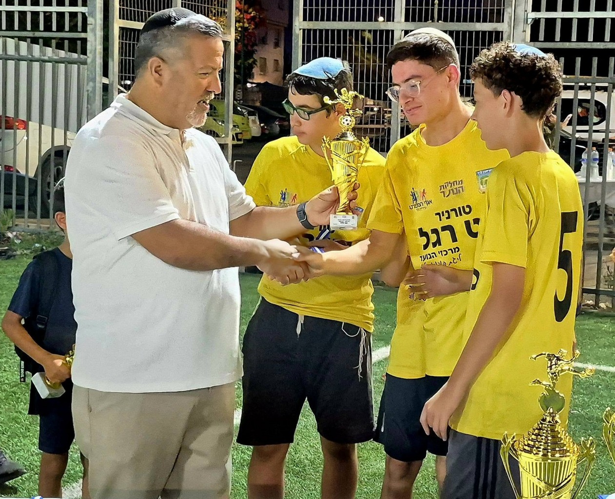 סגן ראש העיר אריה לוי מחלק גביעים לאלופי הטורניר