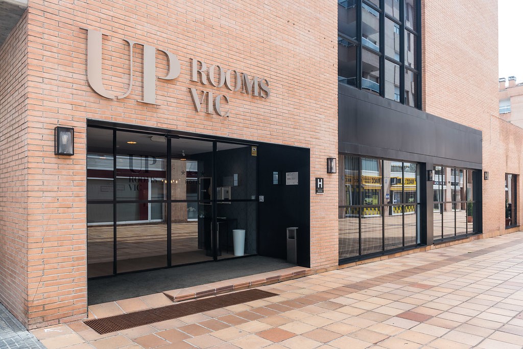 Up Rooms Vic Hotel - Image 1