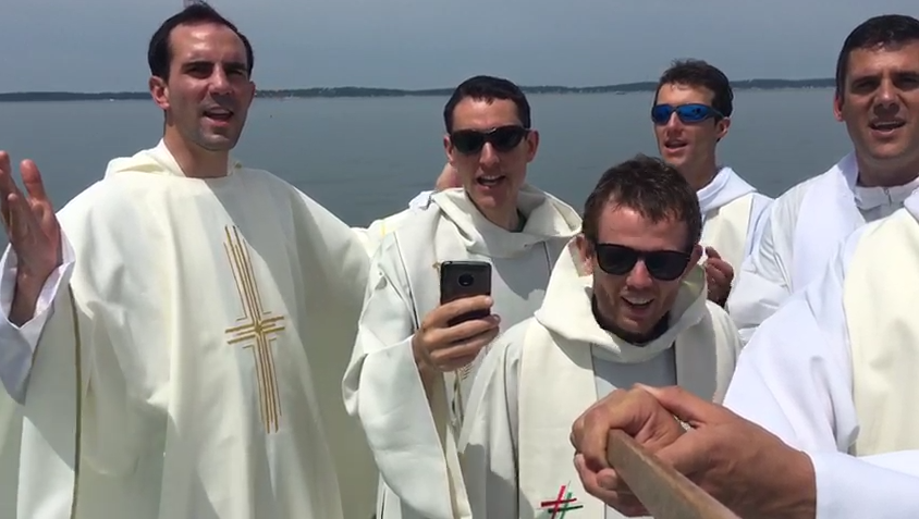 « Être prêtre, c'est trop génial ! » Un an après leur ordination, 6 prêtres font le buzz !