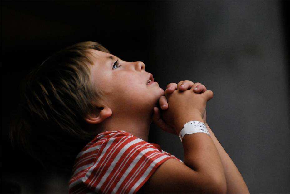Un garçon de 8 ans prie le Saint-Sacrement et obtient des grâces pour sa famille