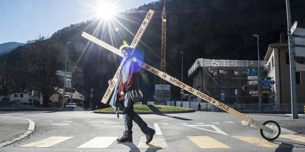 Il porte sa croix à travers la Suisse