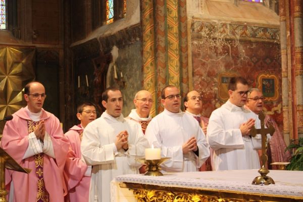Trois nouveaux acolytes au service de la liturgie