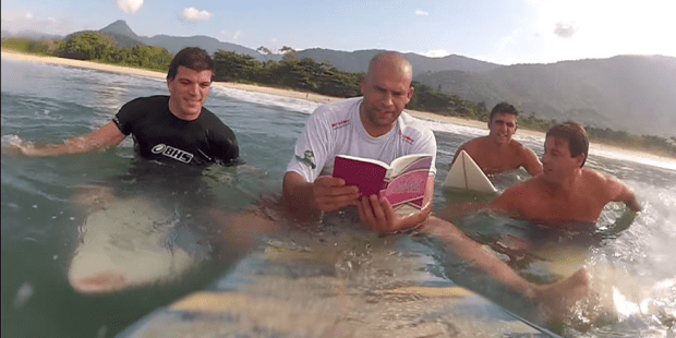 Prier ou surfer, il ne faut plus choisir : voici la Bible waterproof