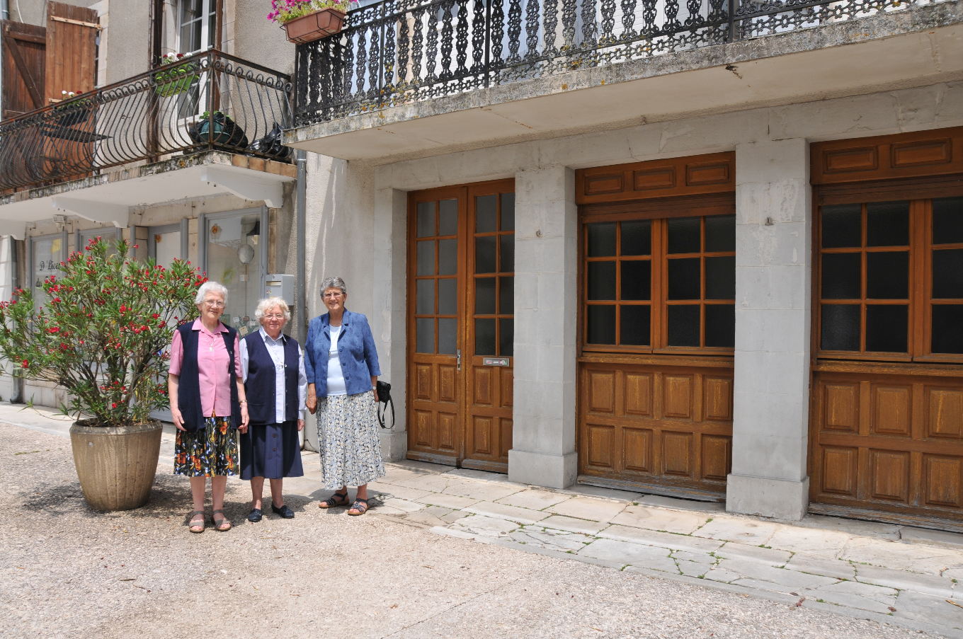 Soeurs Mayie, Thérèse et Marie-Julie devant leur maison de Navarrenx