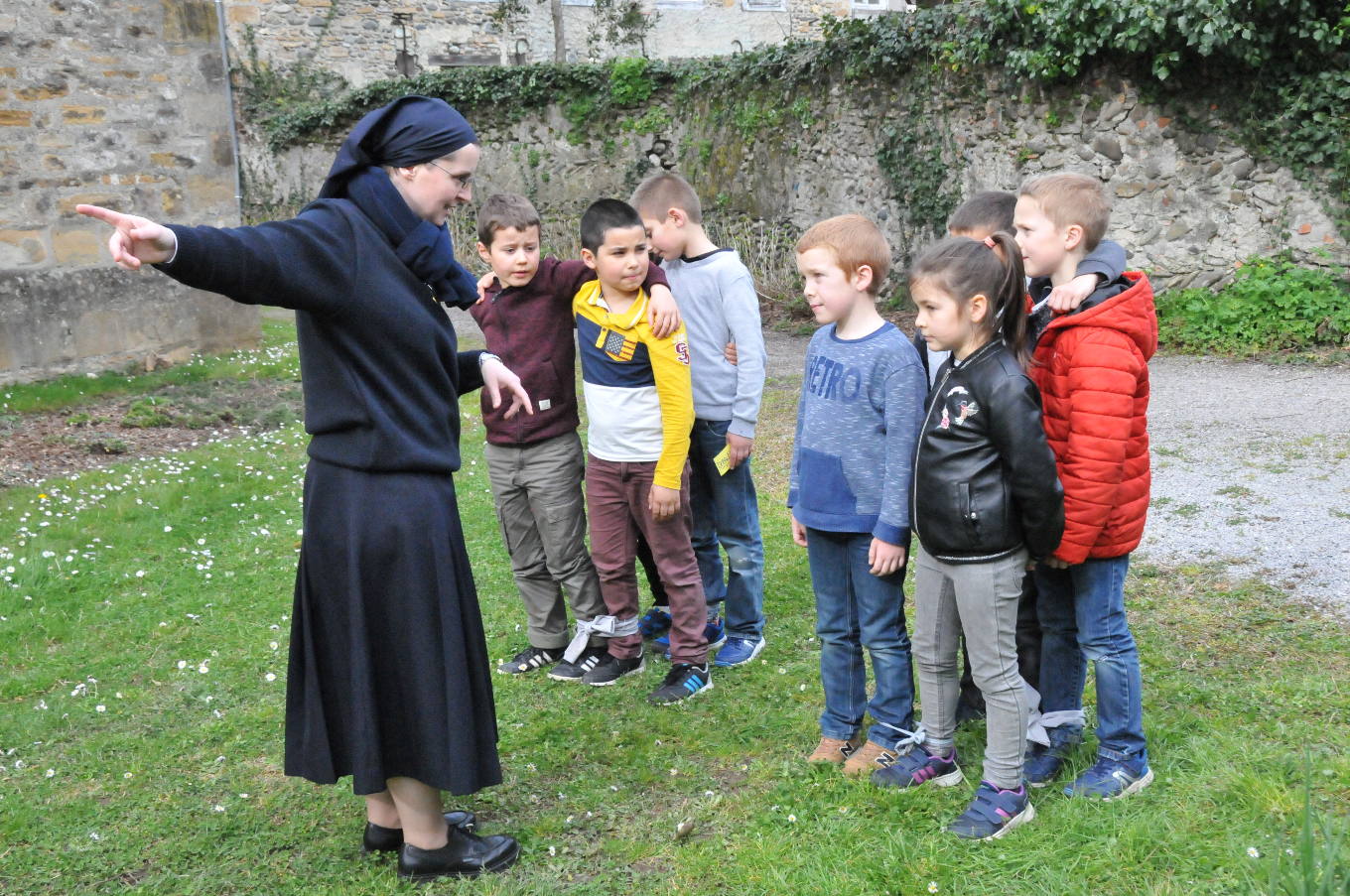 60 enfants de Navarrenx et Sauveterre pour une journée top avec les soeurs de ND des Neiges