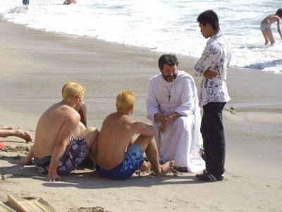 Des prêtres à la plage ?!