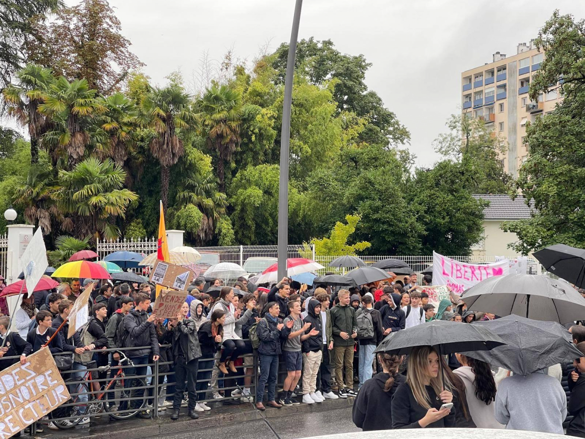 Rassemblement lycéen de soutien à Christian Espeso devant l'établissement.jpg