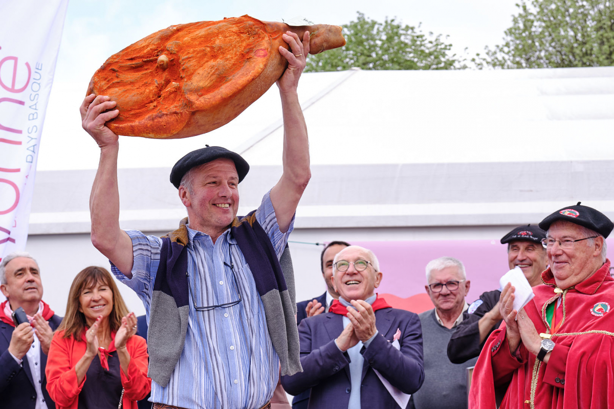 Marcel Hualde, plusieurs fois lauréat, remporte le Concours du meilleur jambon fermier
