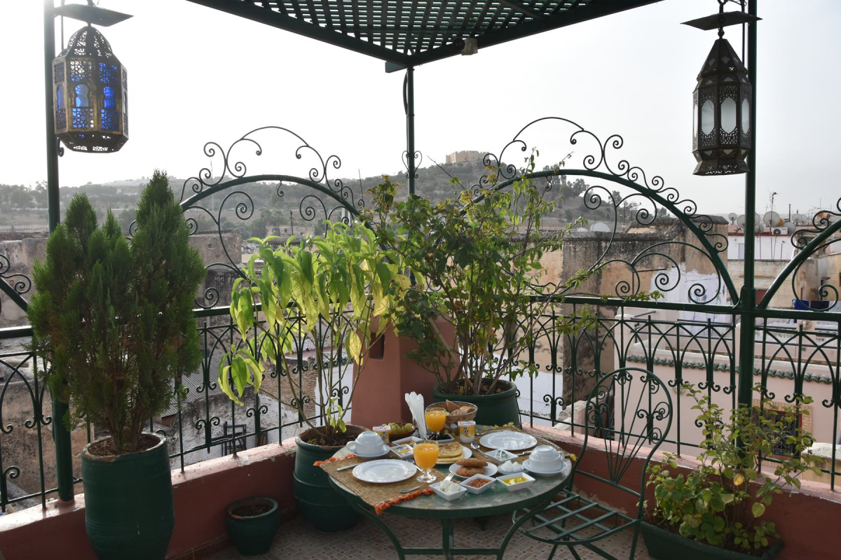 Petit déjeuner avec vue (et ambiance sonore), sur la terrasse du Dar Guennoun de Fès.jpg