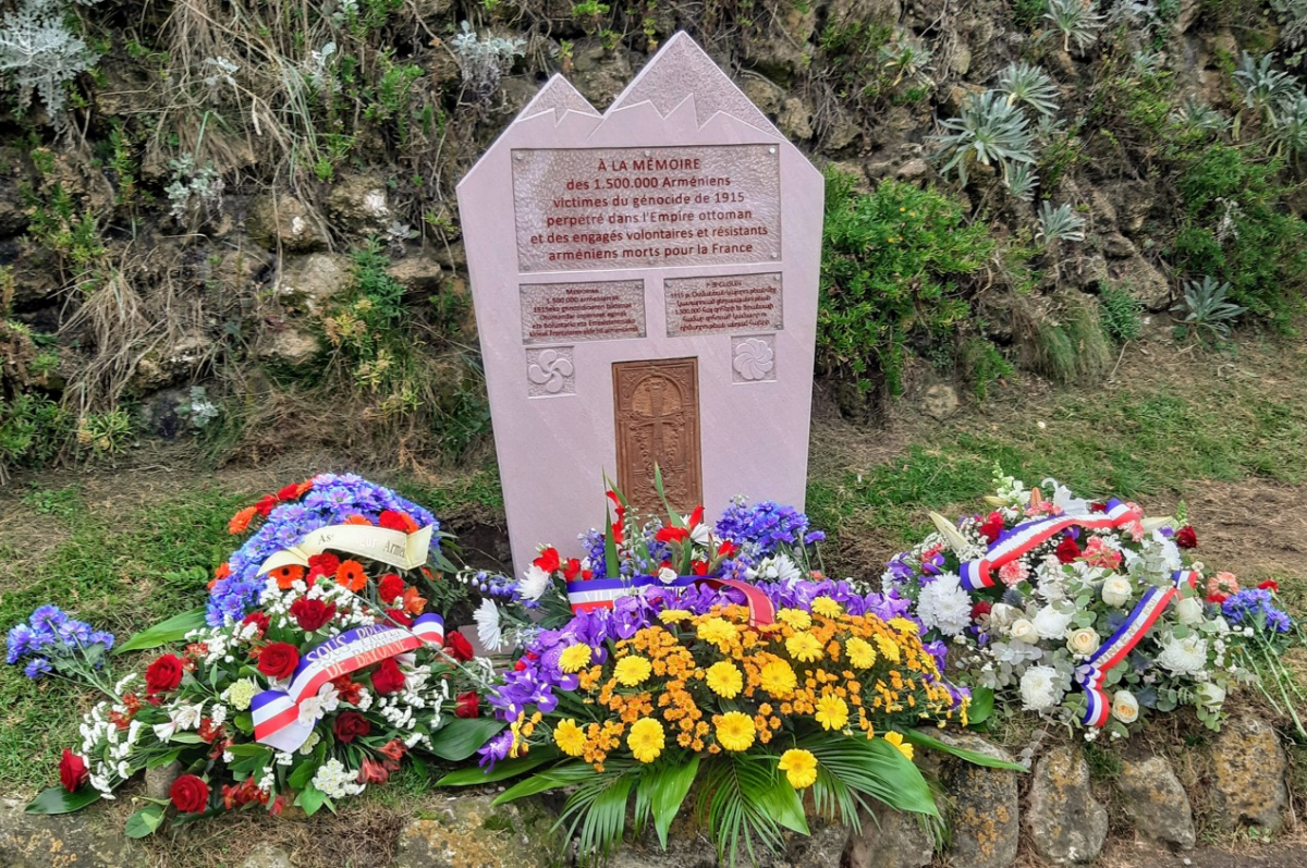 Stèle de la Mémoire future au Monument aux Morts de Biarritz.jpg