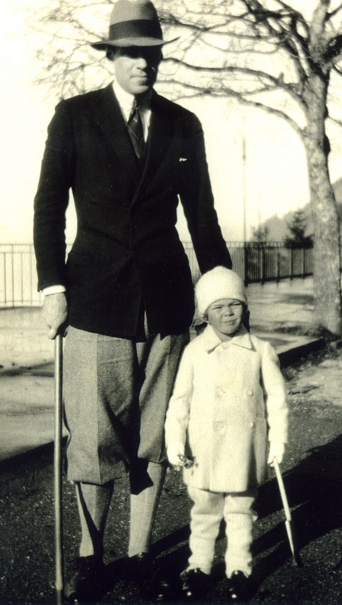 Le Pce Théodore Romanov et son fils le prince Michel à Biarritz.jpg