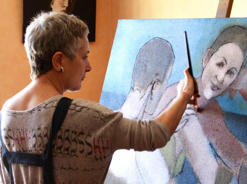 Martine Pinsolle en train de peindre avec un pinceau brosse.jpg