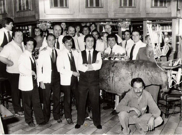 Georges Mailharro avec le personnel du Suisse.jpg