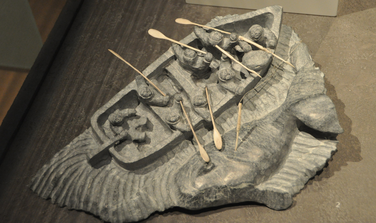 chasseurs de baleine, sculpture inuit.JPG