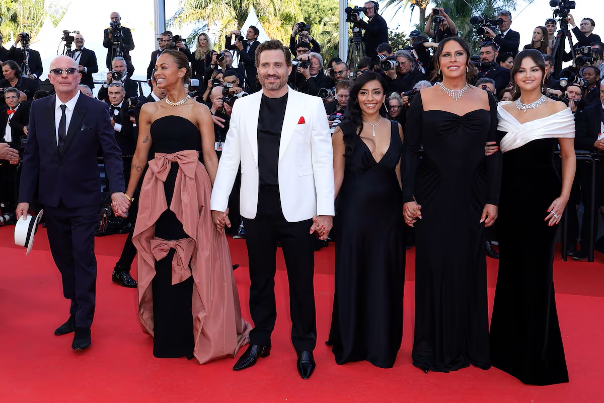 De gauche à droite, le réalisateur Jacques Audiard, Zoe Saldana, Édgar Ramírez, Adriana Paz, Karla Sofía Gascón et Selena Gomez à Cannes.jpg