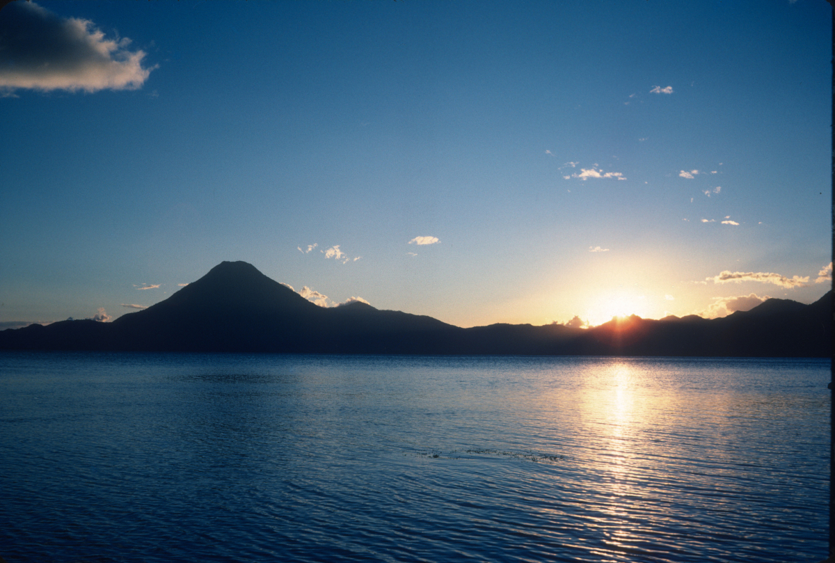 Panajachel, coucher de soleil sur le Lac Atitlan entouré de volcans majestueux.jpg