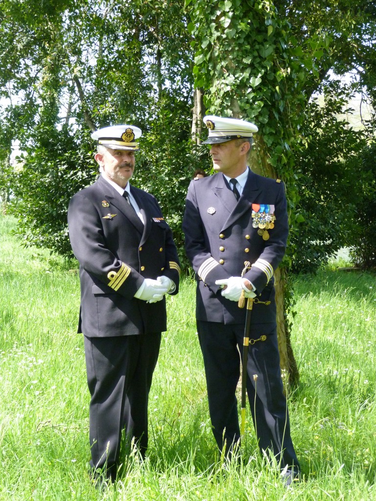 Remise décoration deux commandants.jpg