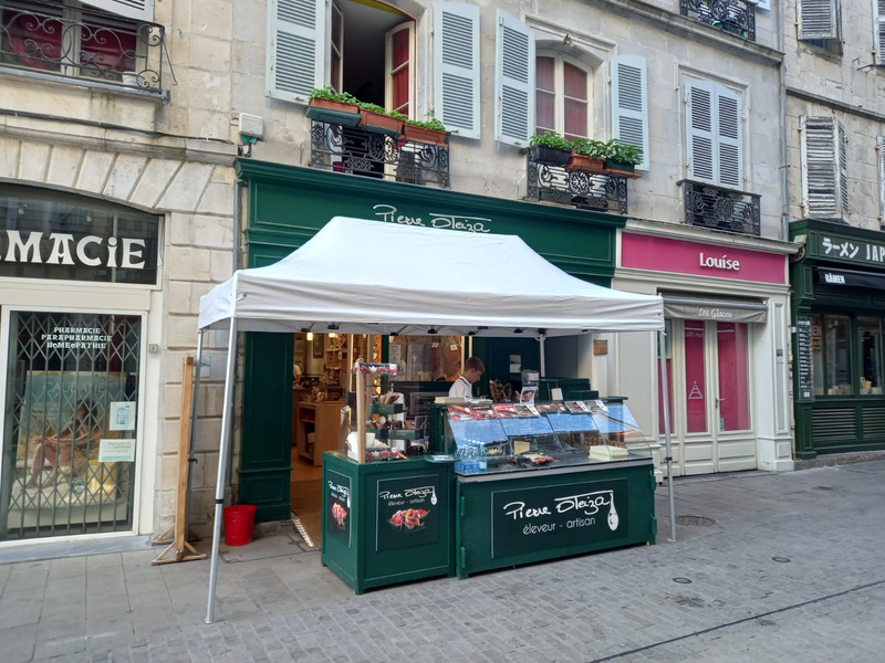 Pierre Oteiza : la boutique des gourmets… et des gourmands-festayres aux Fêtes de Bayonne