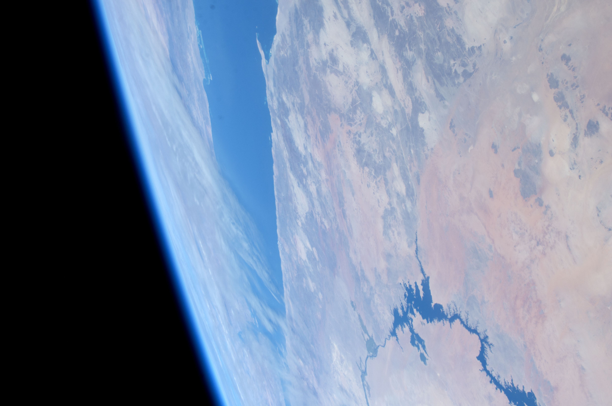 La Terre vue de côté, 5 janvier 2017 Thomas Pesquet ©ESA-NASA..jpg