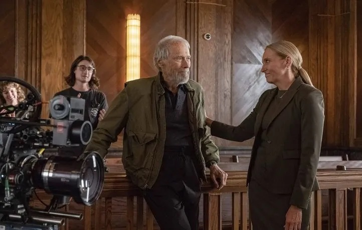 zClint Eastwood et Toni Collette sur le tournage de Juré n°2.jpg