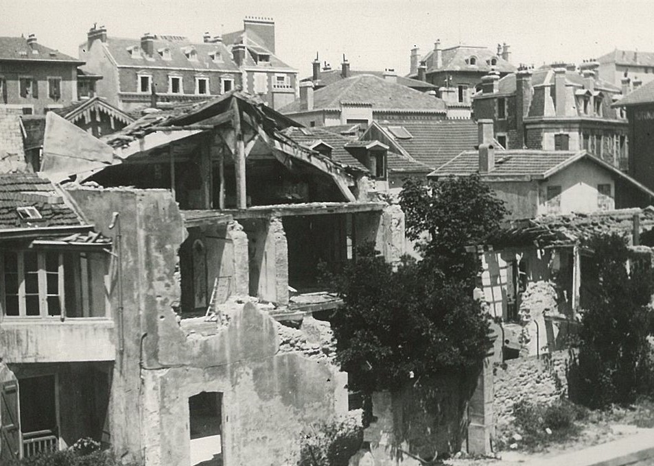 Bombardement de Biarritz, maisons en ruines.jpg