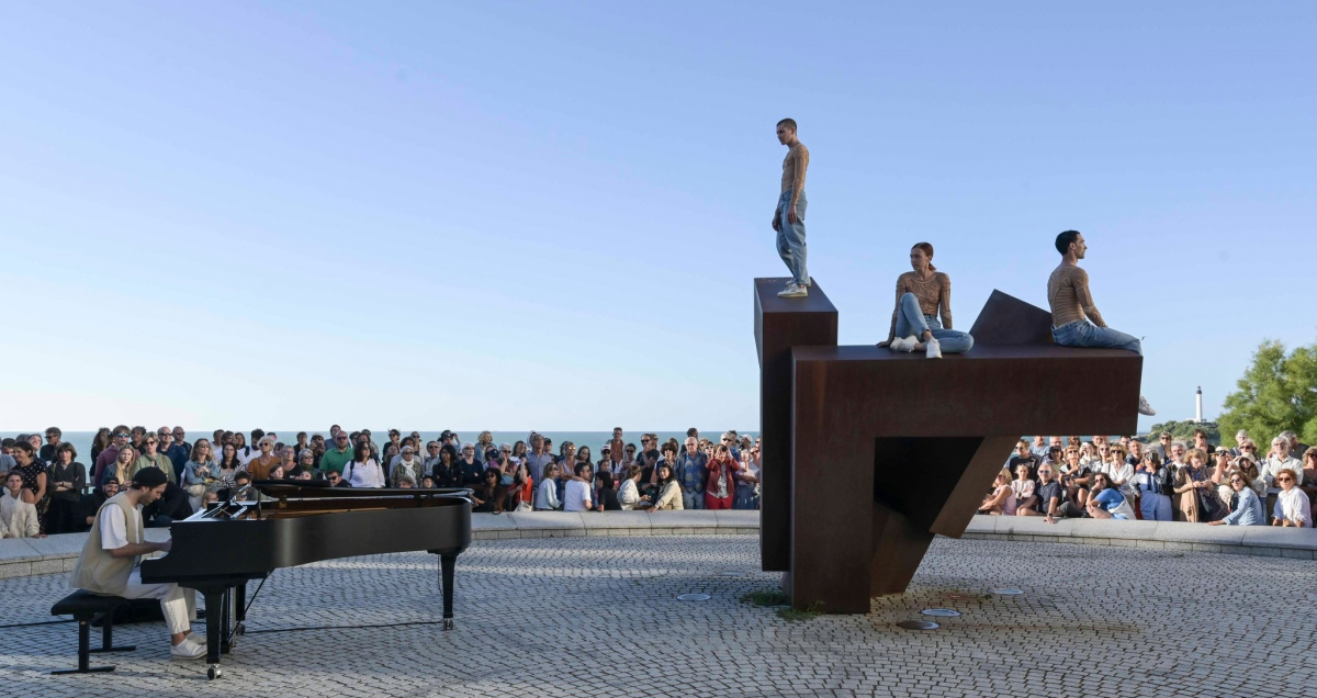 zLes danseurs du Ballet Malandain avec Thomas Valverde ©Olivier Houeix.jpg