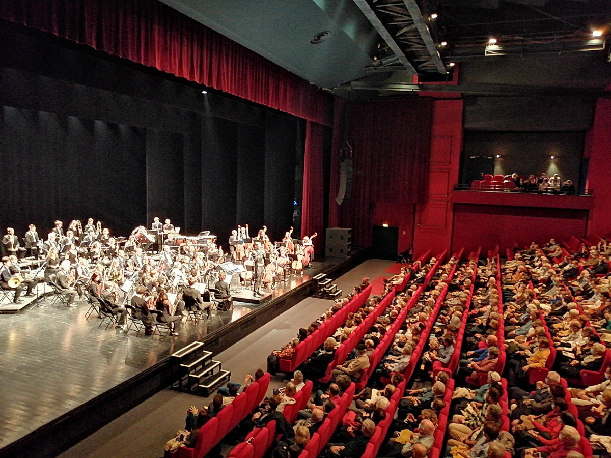 Une salle enthousiaste pour applaudir Yves Bouillier et son orchestre.jpg