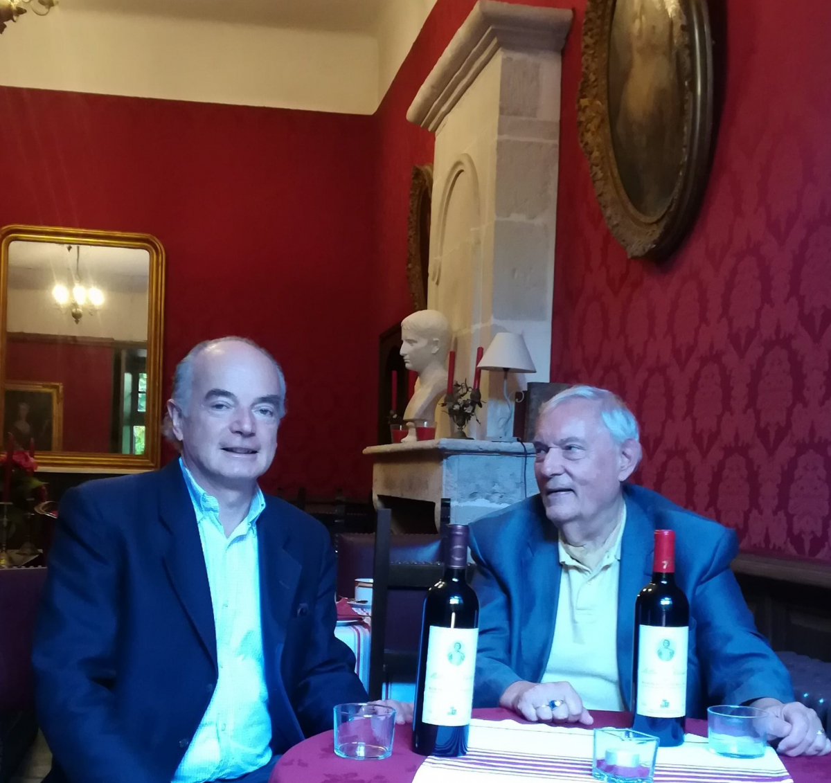 Le vin est à la boutique du château Urtubie - avec son propriétaire, le Cte Laurent de Coral.jpg