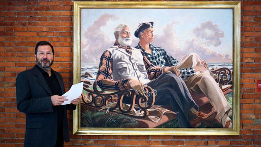 John Hemingway pose devant le tableau de José María Ucelay dans lequel apparaissent son grand-père et Juan Duñabeitia.jpg