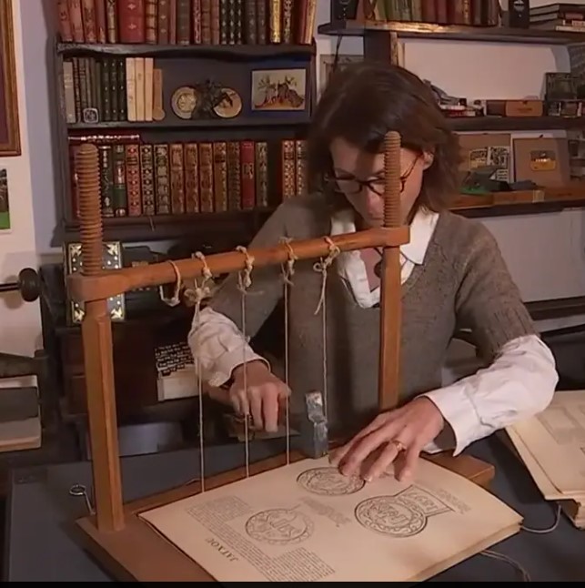 Valérie utilise un matériel à coudre du XIIIème siècle .jpg