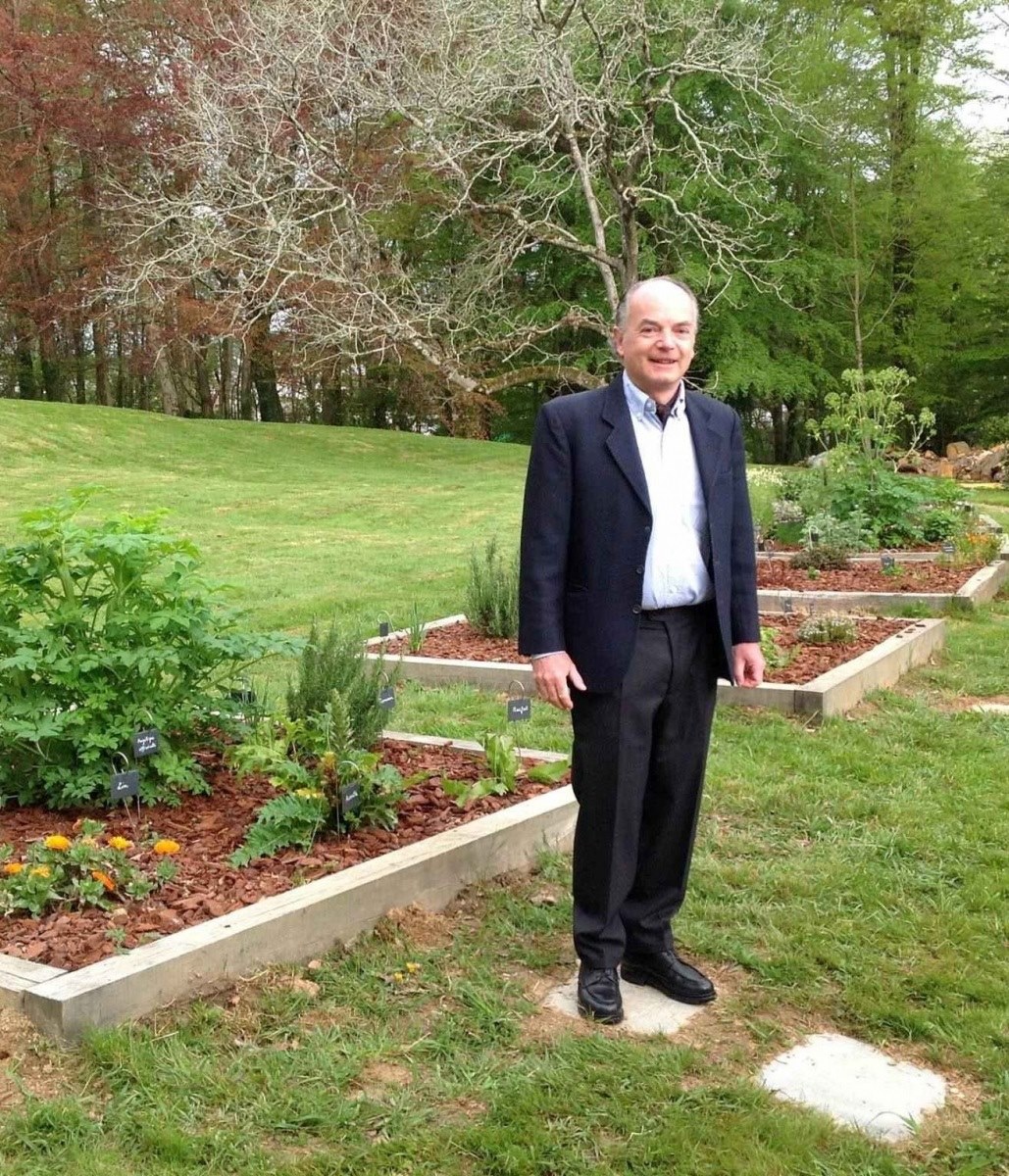 Laurent de Coral, propriétaire, au jardin des plantes d'Urtubie.jpg