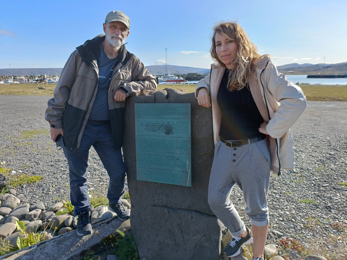 zMikel Leoz et Enara Novillo d'Albaola auprès de la stèle des pêcheurs basques monumentuan.jpg