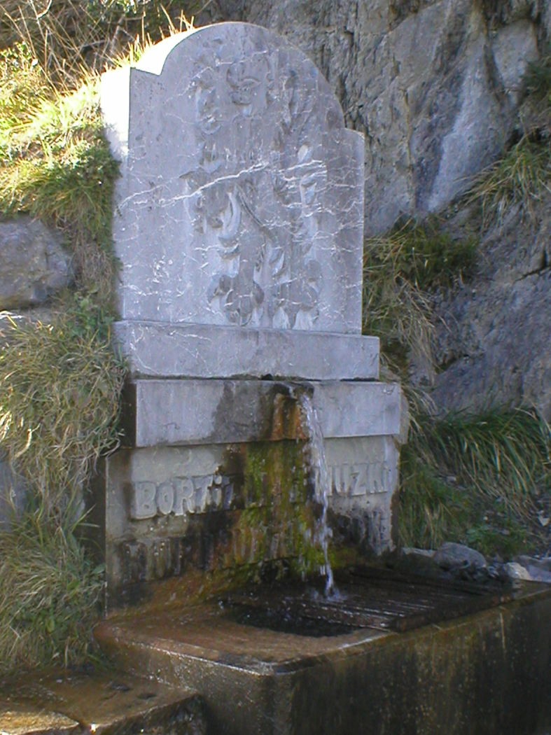 Fontaine  d'Ahusquy .jpg