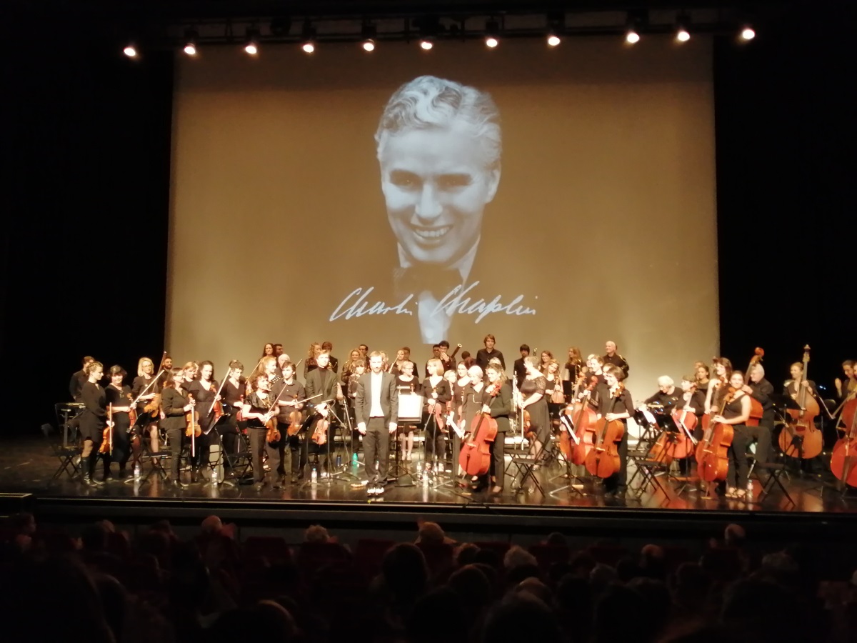 L’Ensemble orchestral d’Yves Bouillier fait revenir Charlie Chaplin à la Gare du Midi