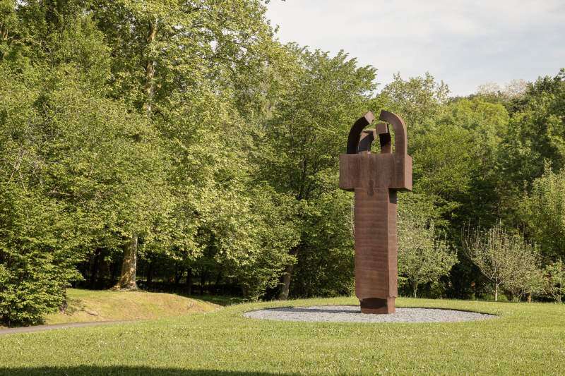 Retour de la sculpture "Éloge du Fer III" de Chillida à Bilbao