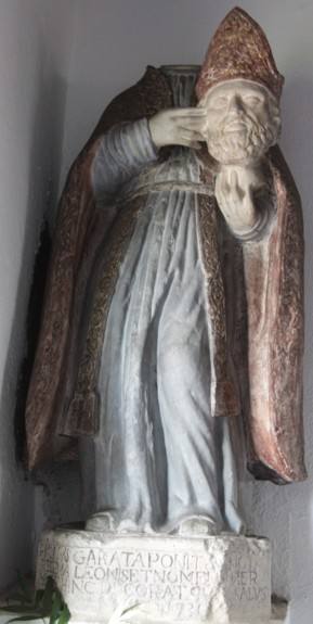 La statue du Saint Léon décapité offerte par la reine Marie-Anne de Neubourg