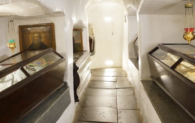 Sépultures monastiques souterraines au monastère.jpg