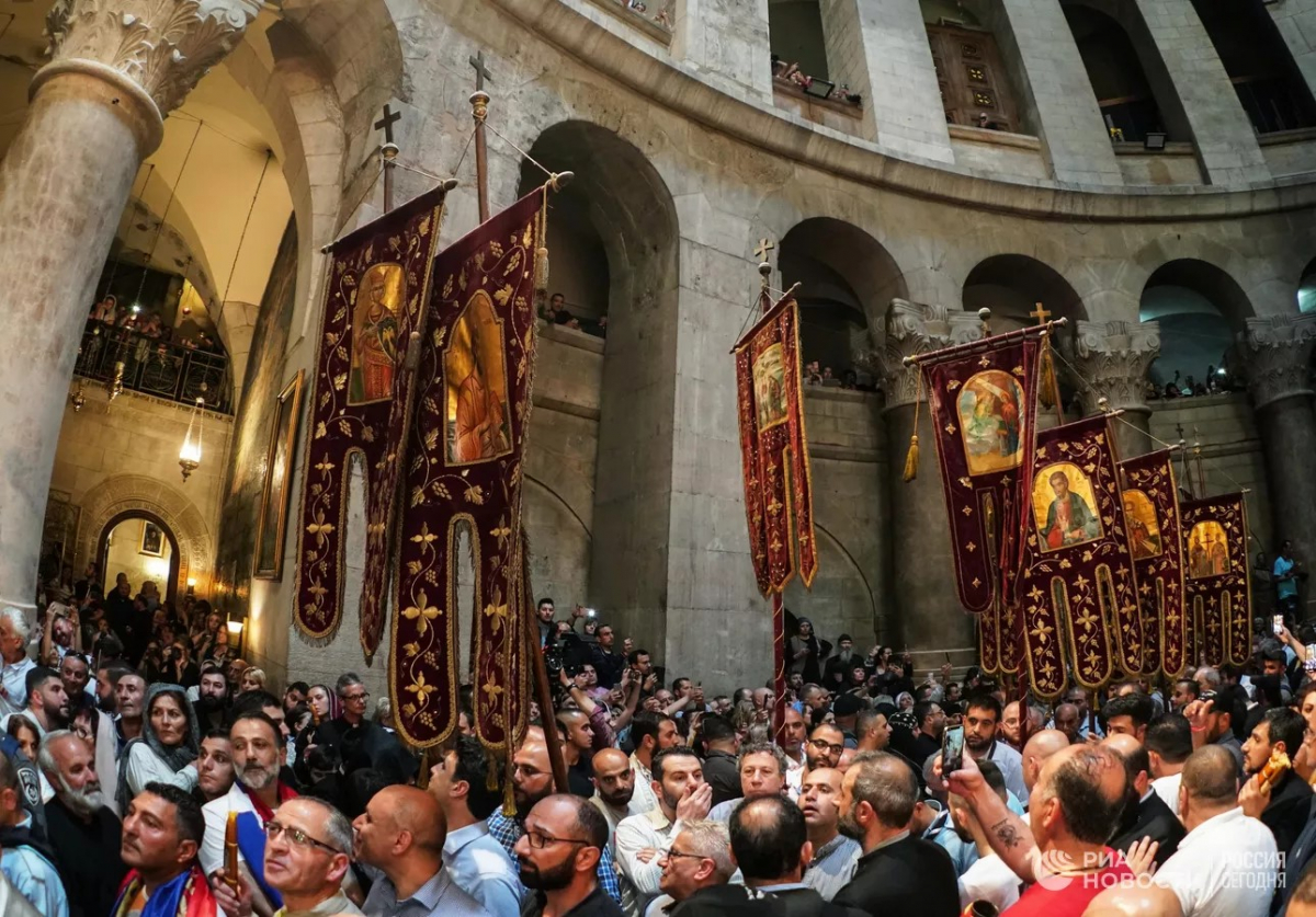 Jérusalem : la descente du Feu sacré à la basilique du Saint-Sépulcre