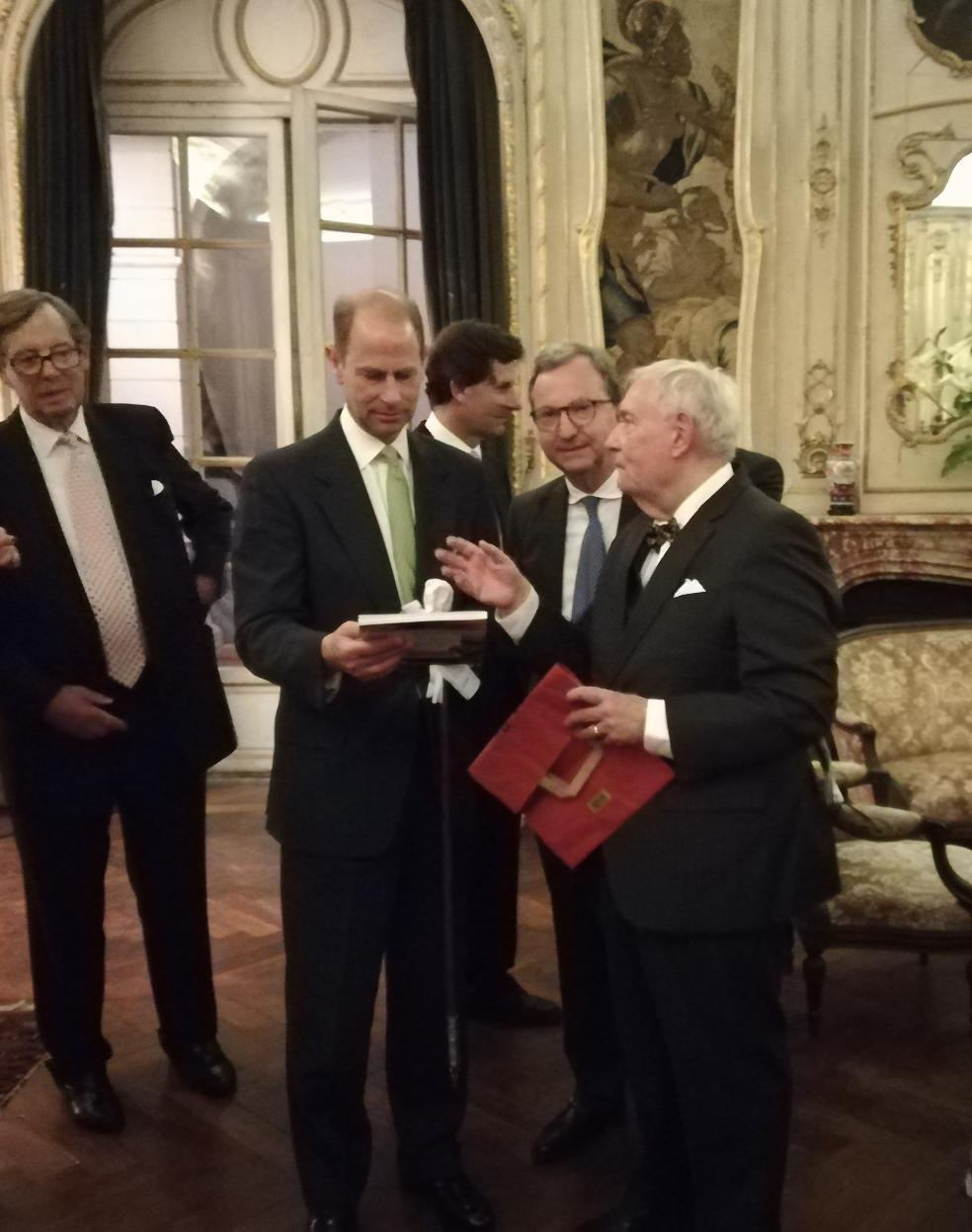 Le prince entouré de g à d du Cl P.Arengo-Janes, du député V.Bru et d'Alexandre de La Cerda