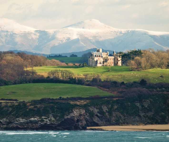 Le château d’Abbadia sur la corniche hendayaise.jpg