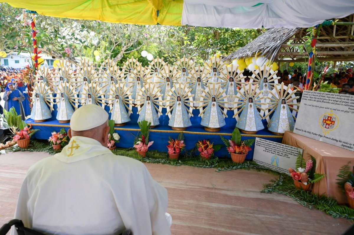 Le Pape François dans le village de Baro.jpg