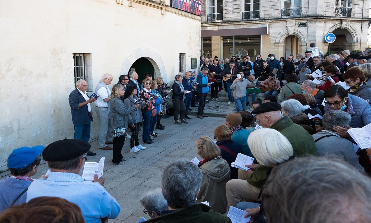 Devant le Musée Basque : Baionan Kantuz du mois de mai