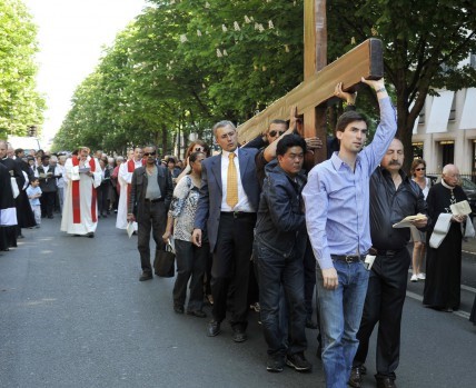 Croix-portée-en-procession-620x349.jpg