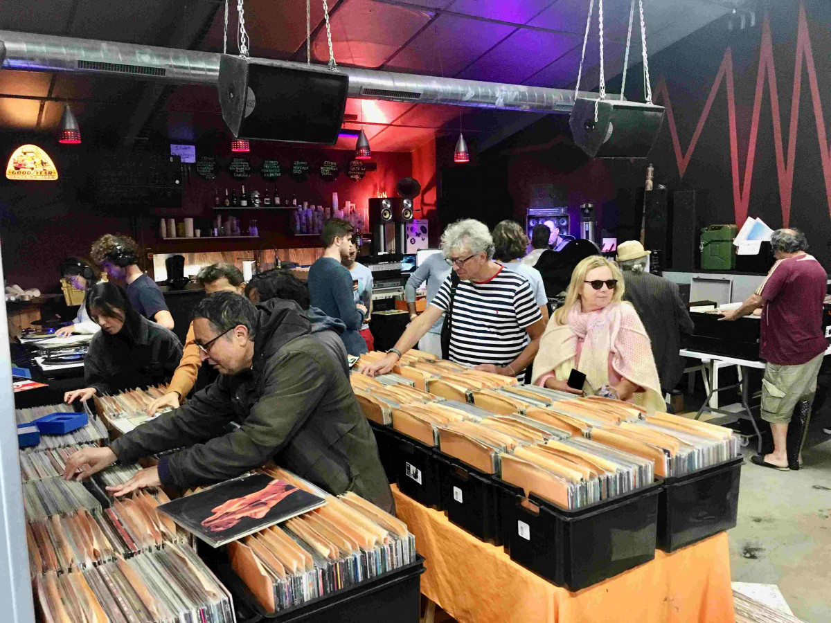 Biarritz : le "Bazar à Zik", vide-grenier de la musique, au quartier de La Négresse