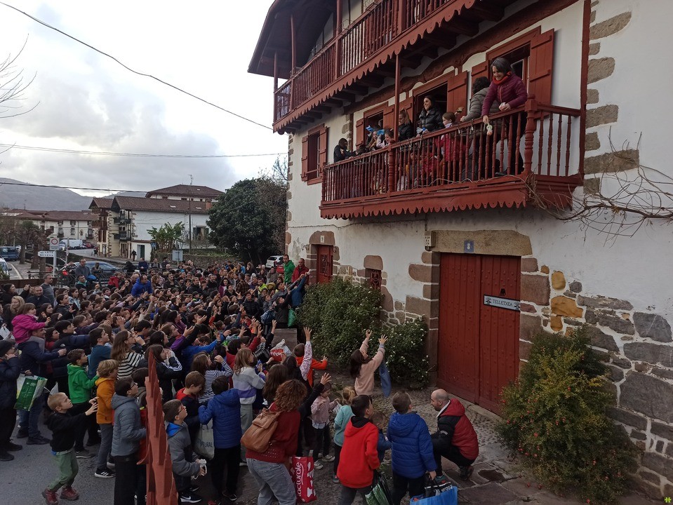 Nouvel-An au Pays Basque et en Gascogne : glin-glan, ela-ela, zotalegunak & piquehoo