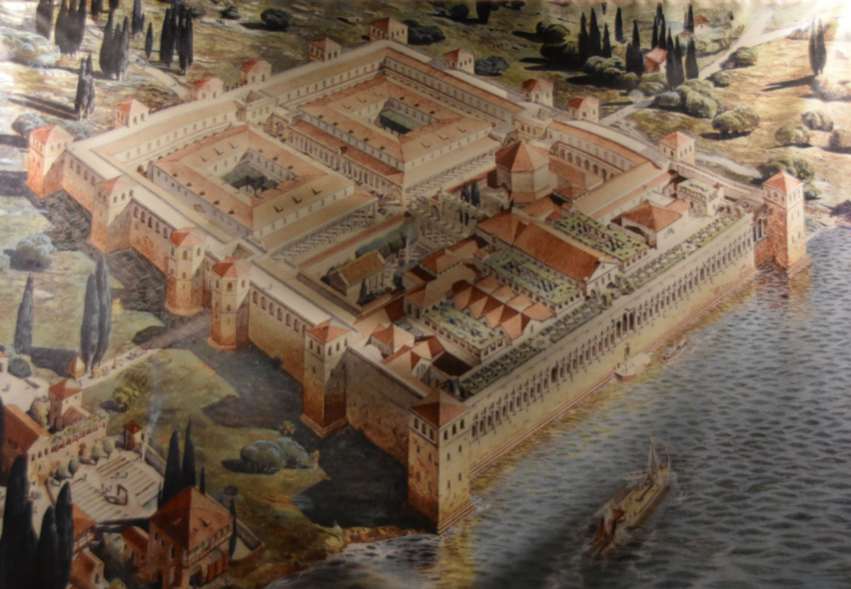 z L'ancien palais de Dioclétien constitue le centre ancien de Split.JPG