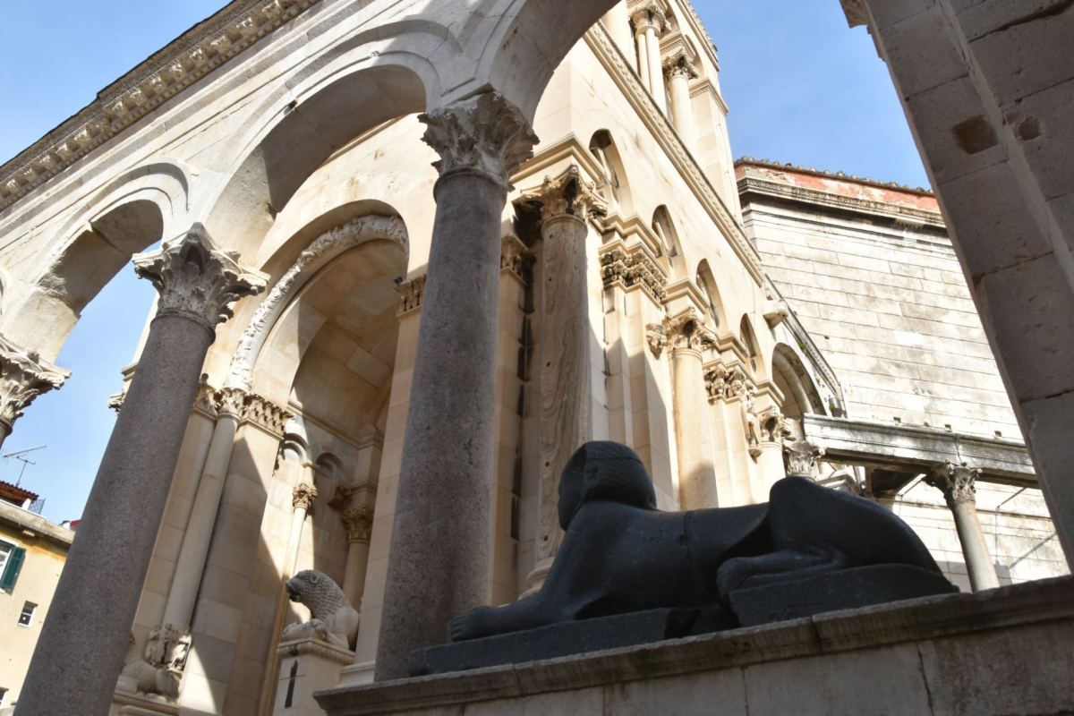 z La cathédrale de Split est édifiée sur les fondations du palais de Dioclétien.JPG