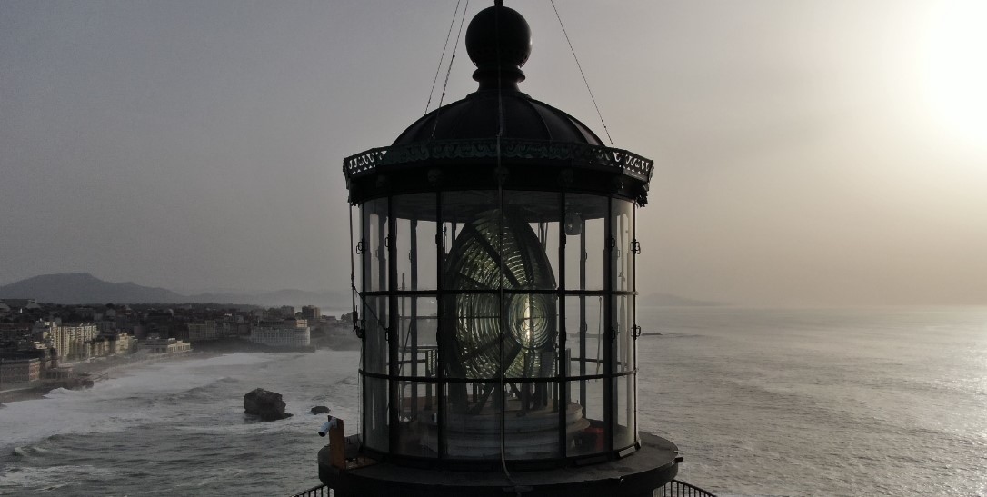 Hommage à l'invention lumineuse de Fresnel au phare de Biarritz